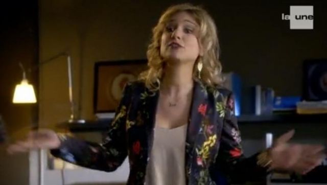 La veste noire à fleurs de Jess (Diane Dassigny) dans Profilage S08E05