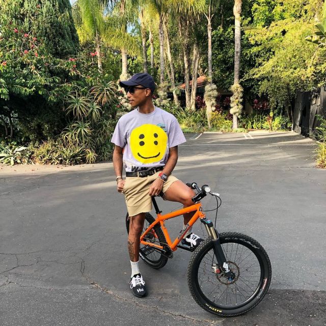 La camiseta gris Smiley de Pharrell Williams en su cuenta de Instagram pharrell | Spotern
