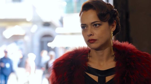 Boucles d'oreilles en or portés par Lila Facchini (Valeria Bilello) comme on le voit dans Sense8 S02E12