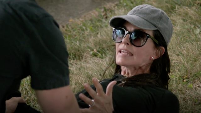 The grey cap worn worn by Jen Wagner (Courteney Cox) in Shameless S09E06
