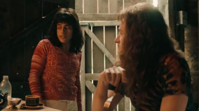 V Cou Swag Chandail porté par Freddie Mercury (Rami Malek) comme on le voit dans Bohemian Rhapsody