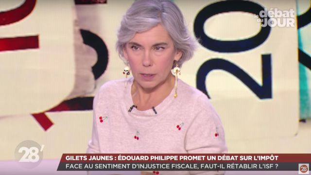 The sweater with cherries worn by Elizabeth Quin, in 28 Minutes of the December 5, 2018