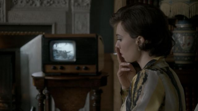 The blouse worn by the princess Margaret (Vanessa Kirby) in The Crown S01E08