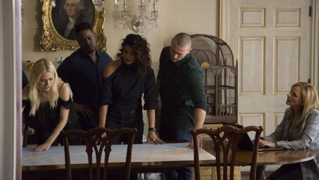 Le top bleu marine porté par Alex Parrish (Priyanka Chopra) dans Quantico S03E10
