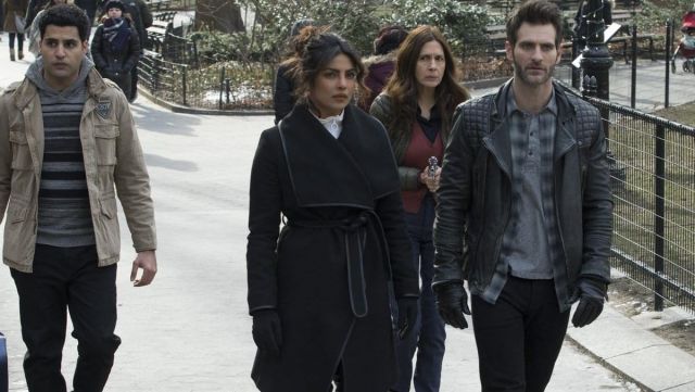 Le manteau noir de Alex Parrish (Priyanka Chopra) dans Quantico S03E05