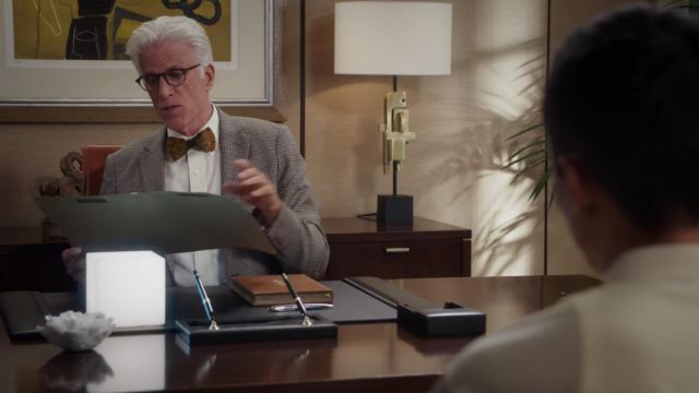 Corbata de plumas al atardecer usada por Michael (Ted Danson) como se ve en The Good Place S01E11