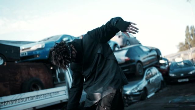 Chaqueta oscura usada por Scarlxrd como se ve en su video musical de 6 FEET