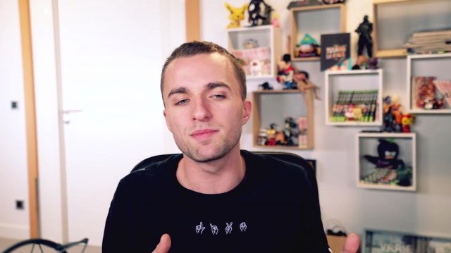 T-shirt worn by Squeezie as seen in CES THÉORIES VOUS FER­ONT TRAN­SPIRER YouTube video