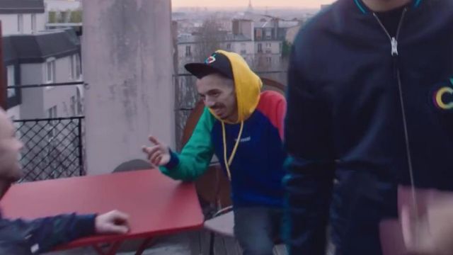 Le sweatshirt à capuche de Bigflo dans la vidéo FREESTYLE DE TWITTER de Squeezie feat. Bigflo & Oli