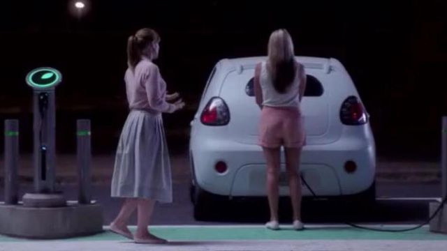 Falda de Lacie Pound (Bryce Dallas Howard) en Black Mirror S03E01