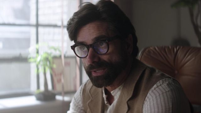 The eye glasses worn by the Dr. Nicky (John Stamos) in YOU S01E08