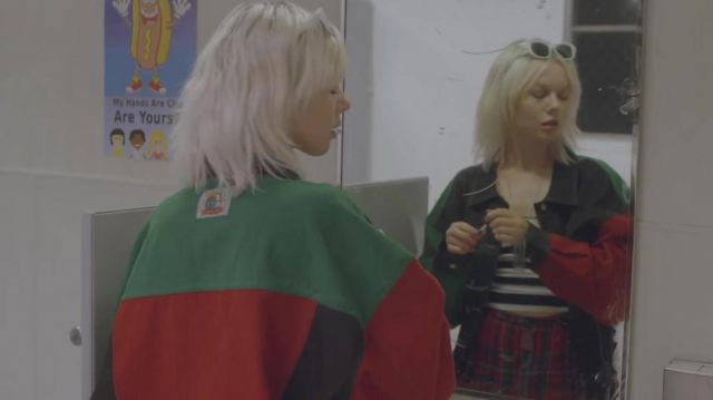 La veste verte et rouge portée par une femme dans le clip Awful Things de de Lil Peep feat. Lil Tracy