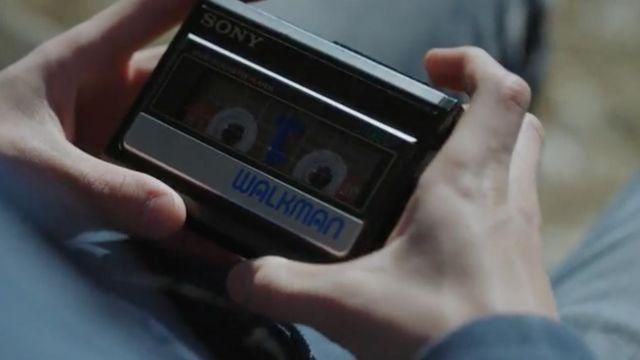 The Sony Walkman, Clay Jensen (Dylan Minnette) in 13 Reasons Why S01E04
