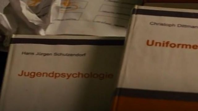 The book Jugendpsychologie of Rainer Wenger (Jürgen Vogel) in The Wave