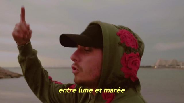 Le sweatshirt à motif de roses de Alien dans la video YouTube Été Indien (4/4⛱) par MAXENSS x VSO