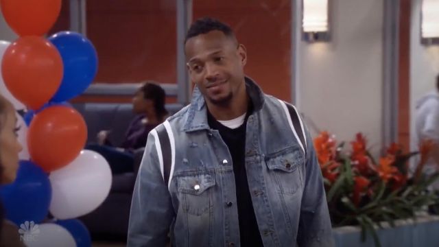 Le blouson en jean à bandes de Marlon Wayne (Marlon Wayans) dans Marlon S02E07