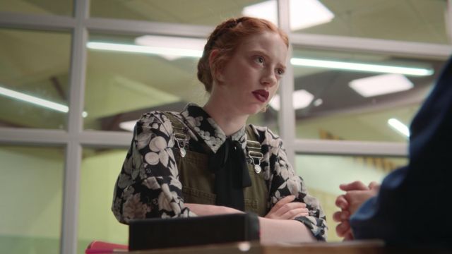 The blouse with flowers Ruthie (Lily Newmark) in Sex Education S01E04
