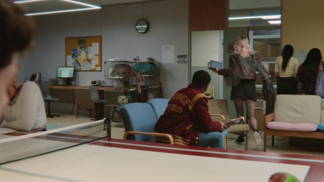 The black sneakers worn by Maeve (Emma Mackey) in Sex Education S01E04