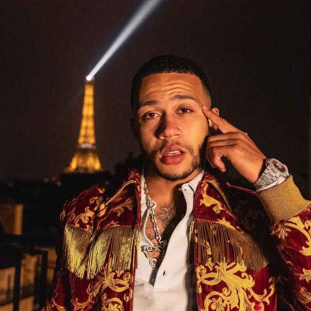 Blue print jacket worn by Memphis Depay on his Instagram account