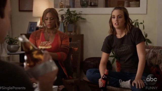 Design "Eye" Black t-shirt worn by Angie D'Amato (Leighton Meester) in Single Parents S01E12
