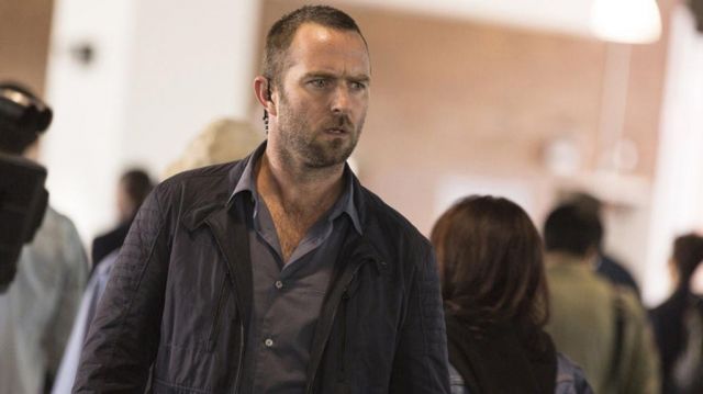 The jacket worn by Kurt Weller (Sullivan Stapleton) in Blindspot S01E03