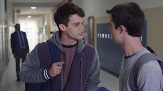 Varsity hoodie, portés par Justin Foley (Brandon Flynn) comme on le voit dans les 13 Raisons pour lesquelles S01E01