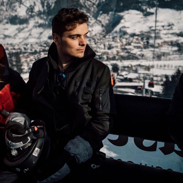 La chaqueta negra usada por Martin Garrix en el Sound and Snow Gastein en enero de 2019 (publicación de Instagram)