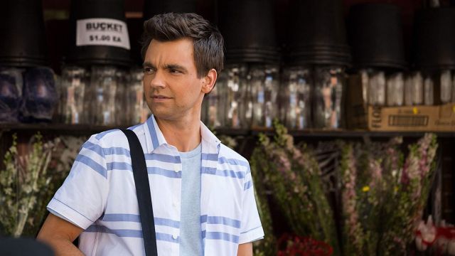 The white shirt with stripes of Cary (Drew Tarver), in The Other Two Season 1
