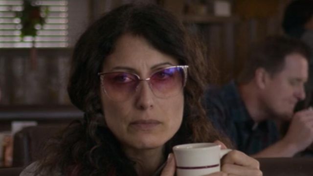 Sunglasses worn by Phoebe (Lisa Edelstein) in The Kominsky Method S01E06