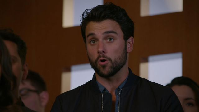 Le bomber noir porté par Connor Walsh (Jack Falahee) dans Murder S05E01