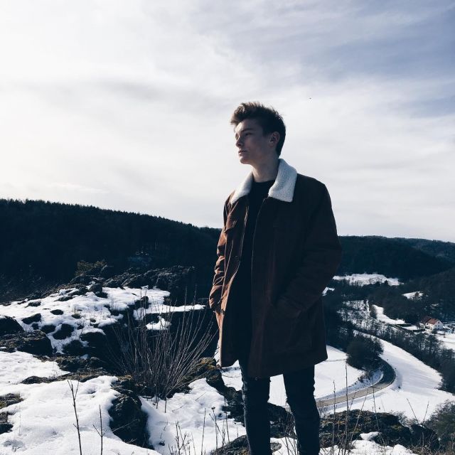Jacket whit fur collar as seen in In­sta­gram Ac­count of @Leo.mndgl