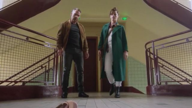 Le trench coat vert porté par Adèle (Juliette Roudet) dans Profilage Saison 9