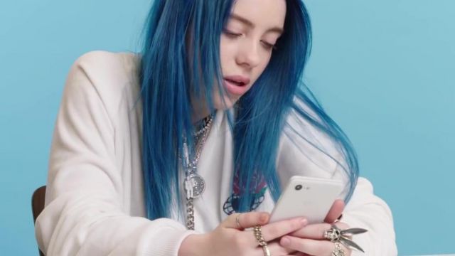 The ring "Rabbit" Billie Eilish in the video Billie Eilish Watches Fan Covers on YouTube of Glamour