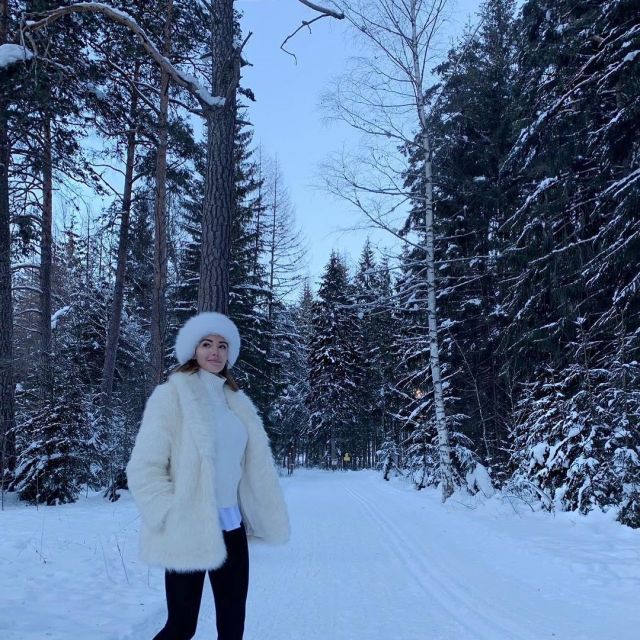 Le manteau blanc porté par Nabilla Benattia sur le compte Instagram @nabillanew