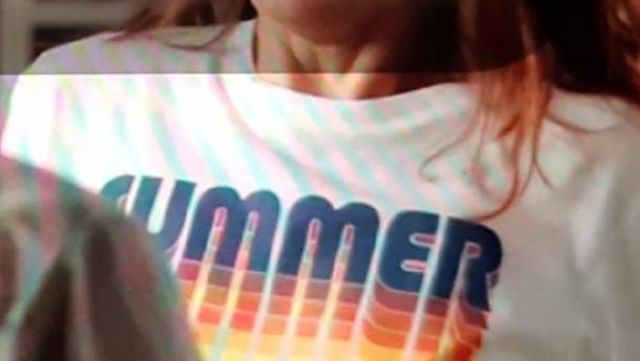 The t-shirt "Summer" being worn by Sam (Natacha Lindinger) in the series Sam (s03e05)