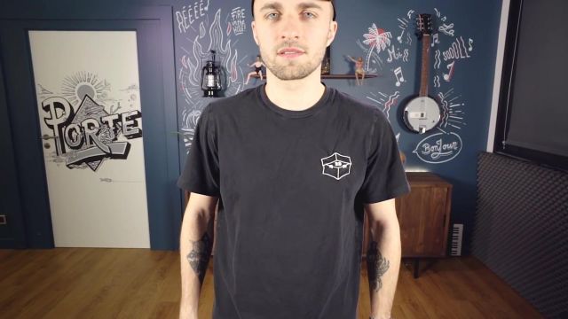 Le t-shirt noir de Squeezie dans sa vidéo YouTube "QUI ÉCRIT CES ARTICLES ET POURQUOI ?"