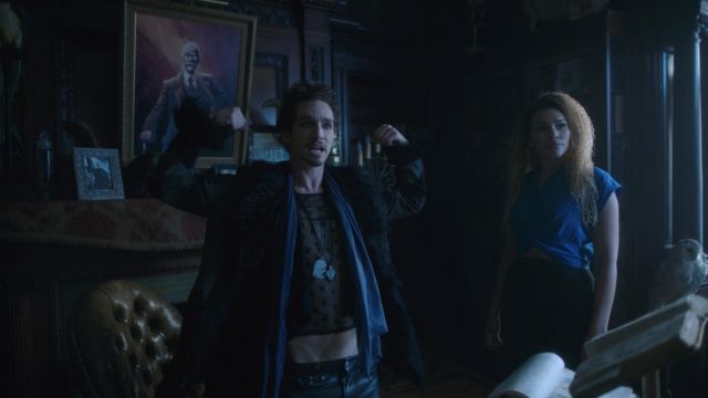 Black jacket coat worn by Klaus “the Seance” Hargreeves (Robert Sheehan) in Umbrella Academy S01E01