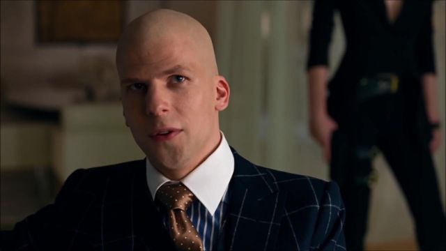 Le costume à carreaux et la chemise rayée portés par Lex Luthor (Jesse Eisenberg) dans Justice League