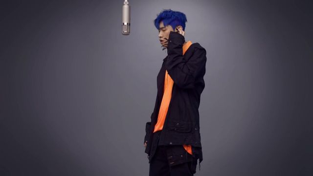 The black jacket of Crush in the video Has colors Show