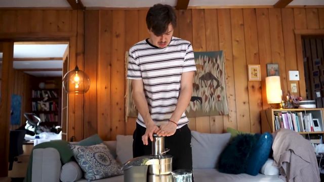 Le t-shirt rayé de Gurky dans sa vidéo YouTube Faire du jus avec des ingrédients bizarres