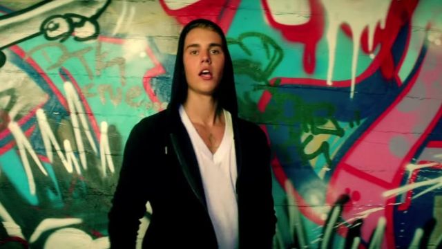 Le sweatshirt à capuche noir porté par Justin Bieber dans son clip What Do You Mean?