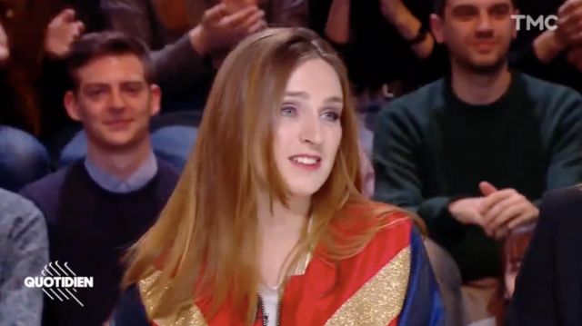 La veste rouge bleue et dorée de Alison Wheeler dans l'émission Quotidien du 6 mars 2019