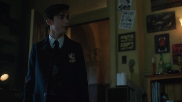 Le veste de l'uniforme scolaire porté par Number Five (Aidan Gallagher ) dans The Umbrella Academy S01E05