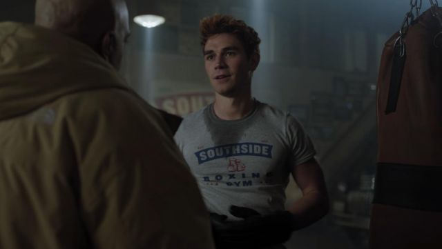 Le t-shirt gris Southside Boxing Gym porté par Archie Andrews (K.J. Apa) dans Riverdale S03E14