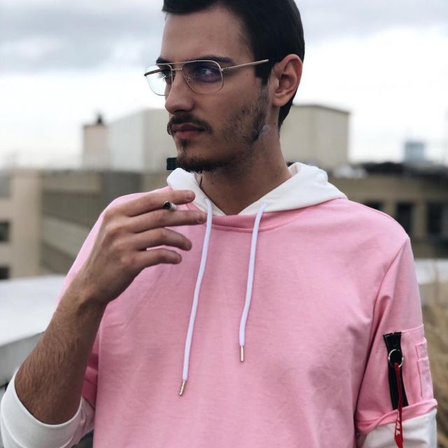 Le sweatshirt à capuche rose et blanc de Hugo Christin sur son compte Instagram @hugodelire36