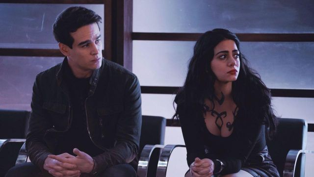 Top porté par Isabelle Lightwood (Emeraude Toubia) dans les Shadowhunters S03E16