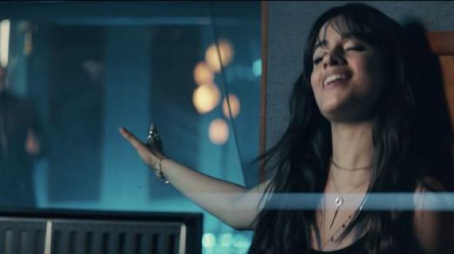 Colgante de collar usado por Camila Cabello en el videoclip de Persona Favorita Alejandro Sanz | Spotern