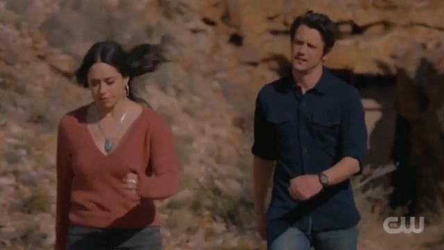 Old pink sweater worn by Liz Ortecho (Jeanine Mason) as seen in Ros­well, New Mexico S01E09