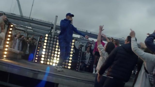 L'ensemble de survêtement bleu de Mister V dans sa vidéo YouTube Clash d'Astéroïde