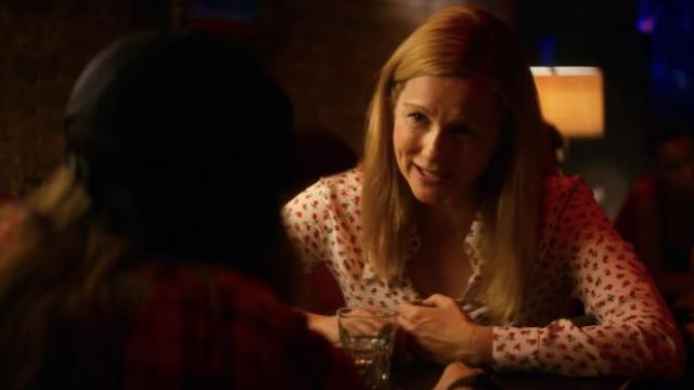 The printed shirt of Mary Ann Singleton (Laura Linney) in Tales of the City Season 1
